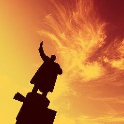 Rendirse nunca fue una opción, el único dios es la Revolución y la única patria es el proletariado. Lo que al obrero conviene es mortal para el capitalista.