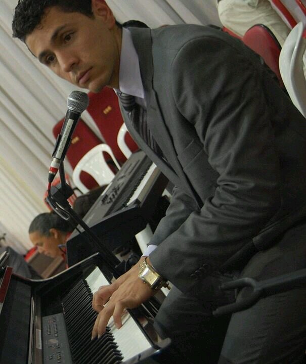 Cantor. Músico. Compositor. Filho do Redentor