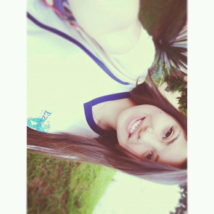Eu que vivo com a cabeça na lua,com a musica no ouvido,sou menina e mulher,sorrio bonito e deixo os outros querendo saber o segredo que me faz feliz :3