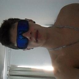 Moro em CWB ; Skatista ; 15 anos ; Namorando ;