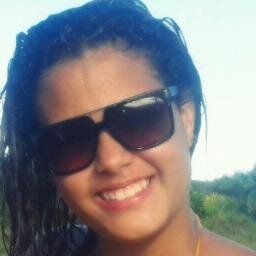 Ela eér uma mulher menina que precisa urgentemente ser mais forte , ela quer alguém que leia seu sorriso antes de olhar o seu decote (8' ser feliz e mais nada .