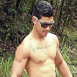 Tomare que apesar dos apesares todos, a gente continue tendo valentia suficiente para não abrir mão de se sentir feliz.