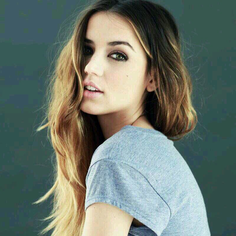 17. Luxen. Unos ojos verdes que te derriten. Hermana melliza de Daemon y Dawson, mejor amiga de Katy. Adam es mio.