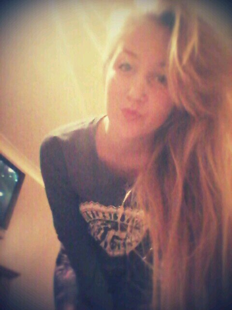 I support Manchester City! I love Joe Hart! Aha, I'm 17 and Manchester City are the best team in the world! #Fact and Hayden Swindells is beautiful♥