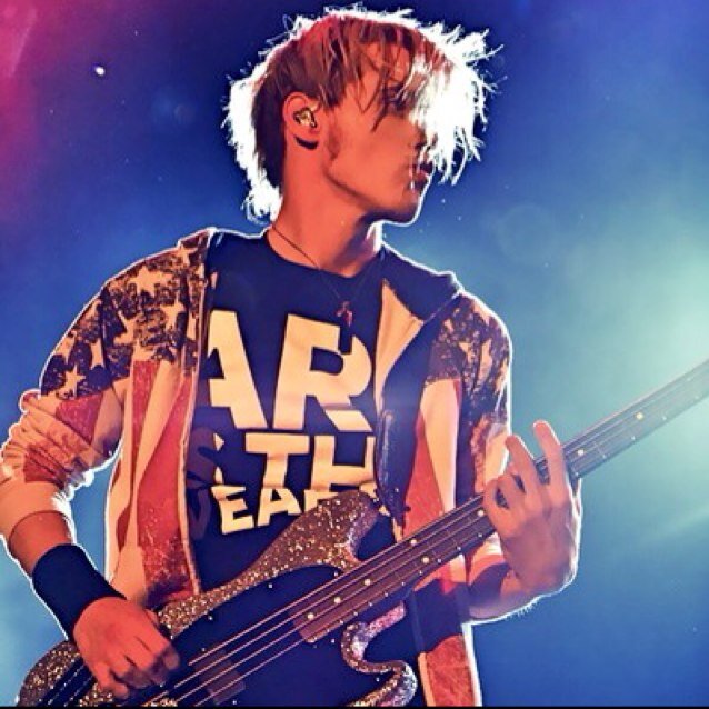 32. Kobra Kid. My Chemical Romance, always. Me gustan las croquetas y los unicornios. Soy el gato asilvestrado de Danny y puto en mis ratos libres. Fake.