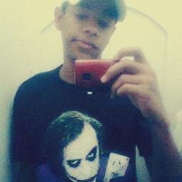 cabelo feio + Rosto feio+Sorriso feio + Voz feia +
Corpo feio + Gente boa = EU!
*--*