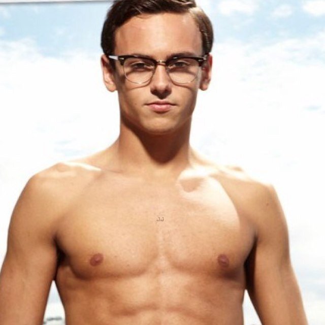 My Idols: One Direction and Tom Daley. Be who you are, dont try to impress the world because it will only make you feel worse about yourself. Liam Follow! :D