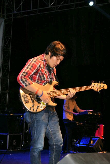 Surrender for my jesus |musician| i'am Bass player| #halamadrid | spirit of love!|                     hey stalker! Find something? :)