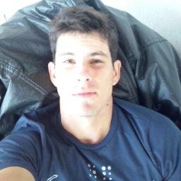21 anos , escorpiano, ciumento, possessivo, corinthiano, Mineiro, bêbado nas horas vagas, chato pra caralho e Vacilão #VL :D