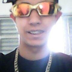 ai vai segurando um menor q ja ta comensando a fazer uns funk