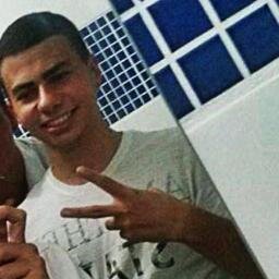 Deixo que as águas me levem, mas, quando preciso eu remo.
Invoco a calma e a coragem nas tempestades que enfrento...