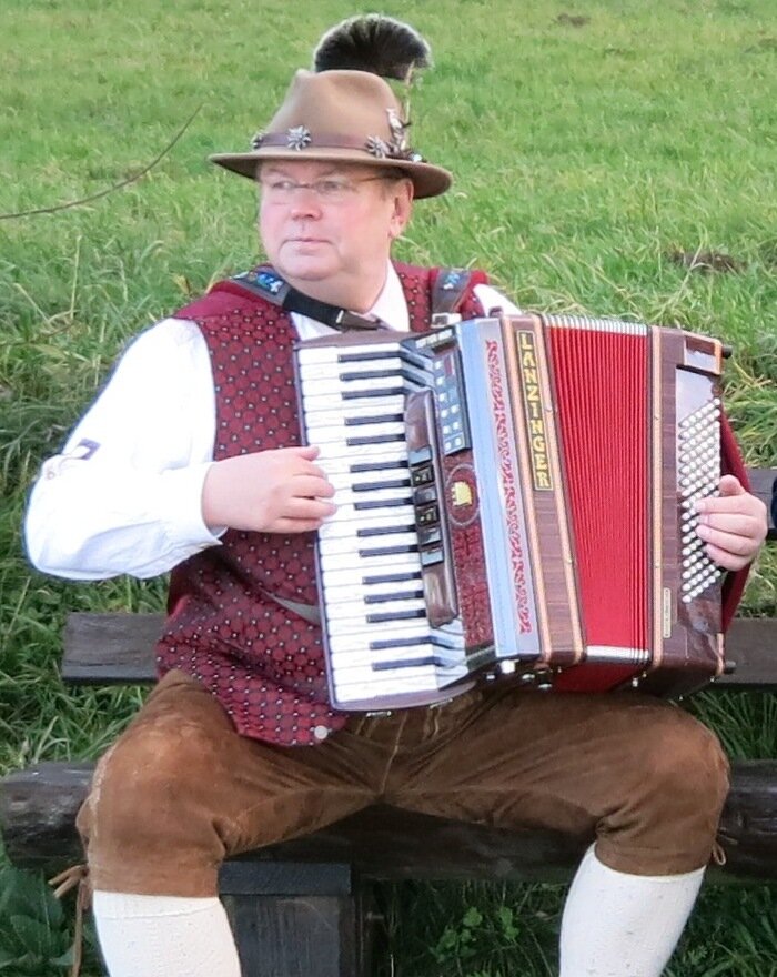 DieterLo1's profile picture. Musiker - Volksmusik - Folk Music - Hausmusikant der Band beim LINDENWIRT, DROSSELGASSE in Rüdesheim am Rhein, Germany.