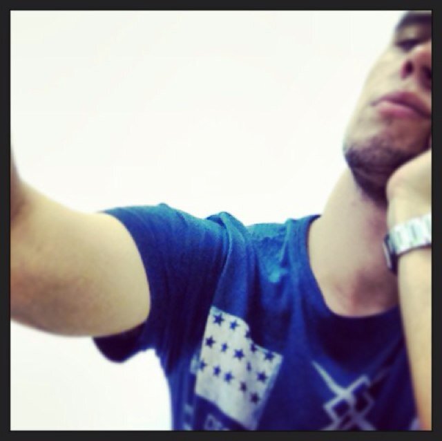 Eu amo música, amo meus amigos e familiares como se fossem meus últimos bens no mundo e acima de tudo, amo a Deus e tento ao máximo agrada-lo! este sou eu :)
