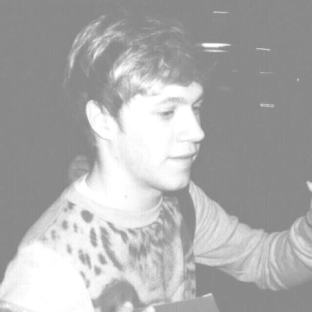 this is a free follow so go follow @WANKSHlRE pleasee