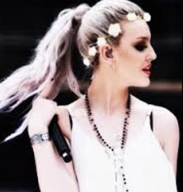 Hi, I'm Bri, I'm sure you knew that though. I love singing. Oh, kiss me if I'm wrong, dinasours still exsist, right?