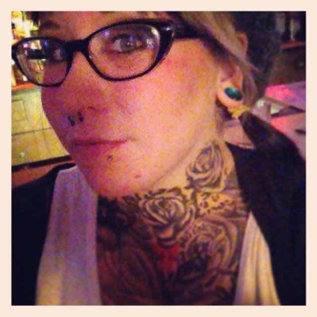 Hey I'm a 26 unique chick from Philadelphia
. Love Johnny depp,the walking dead and playing bass. Into hardcore,ska and metal.