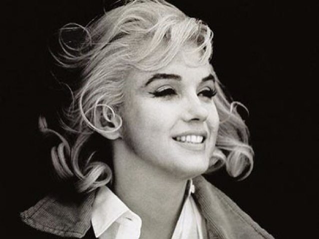 ♥ ¿Do you cry for a man?
    ¡Raise your head!
    you drop the crown princess.
♥ ¡The best friends of women are diamonds!