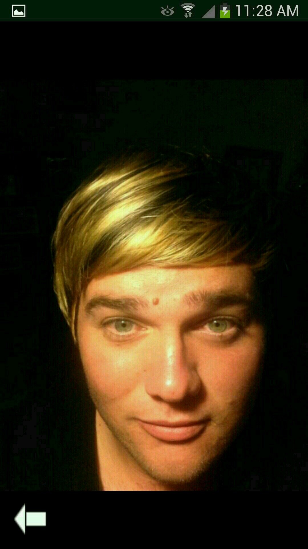 just your average gay male trying to make it in the world of musical theater or just movies and tv hahaha anyone wanna helo my dream become reality ;)