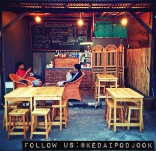Pelanggan kami, Keluarga kami. Buka: Senin-Jumat: 19.00 - 24.00 / Sabtu: 19.00 - 01.00 / Minggu: Tutup.