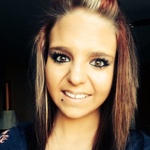 littl3m3rmaiddd's profile picture. you are lookin' at a shark in a fish taaank.