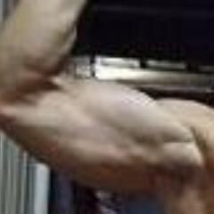 ゲイいっぱいるなあ嬉しいぜ。俺のカチンコチンの筋肉とイチモツを部分的に晒していこうかな。なんて検討中