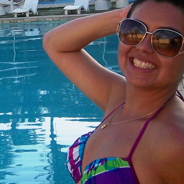 Dedicada, sorridente, chatinha ;P Pagodeira, apaixonada pelas coisas simples da vida, porém, importantíssimas. Admiro pessoas inteligentes ;)