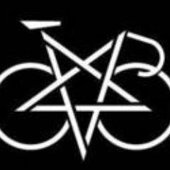 Seguidor de la religión de Pizza punk, biciclista ruidoso (#theroosters) y conspirador en @caleiahrecs