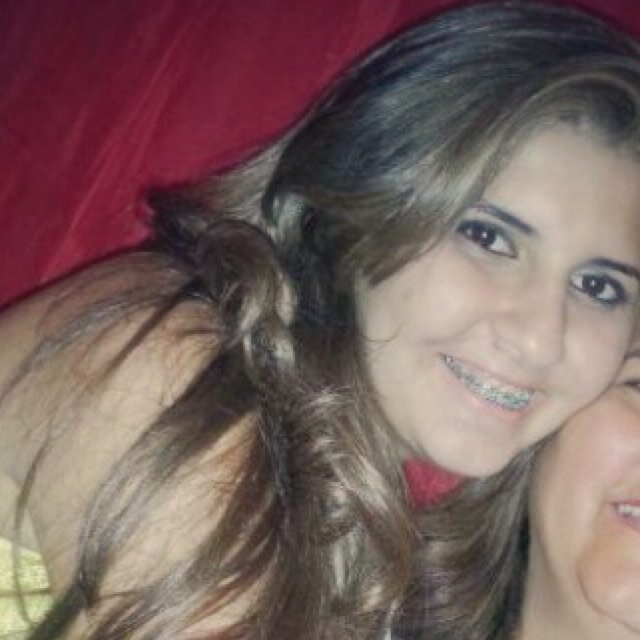 apague com um sorriso, toda a tristeza, assim não dará aos que te odeiam a alegria de te ver chorando, mas dará a alegria dos que te amam...!