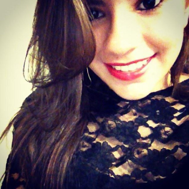 Umα pequenα pessoα, com sonhos de umα grαnde meninα !Vivendo num mundo surreal e estressante tentando apenas ser feliz ! !