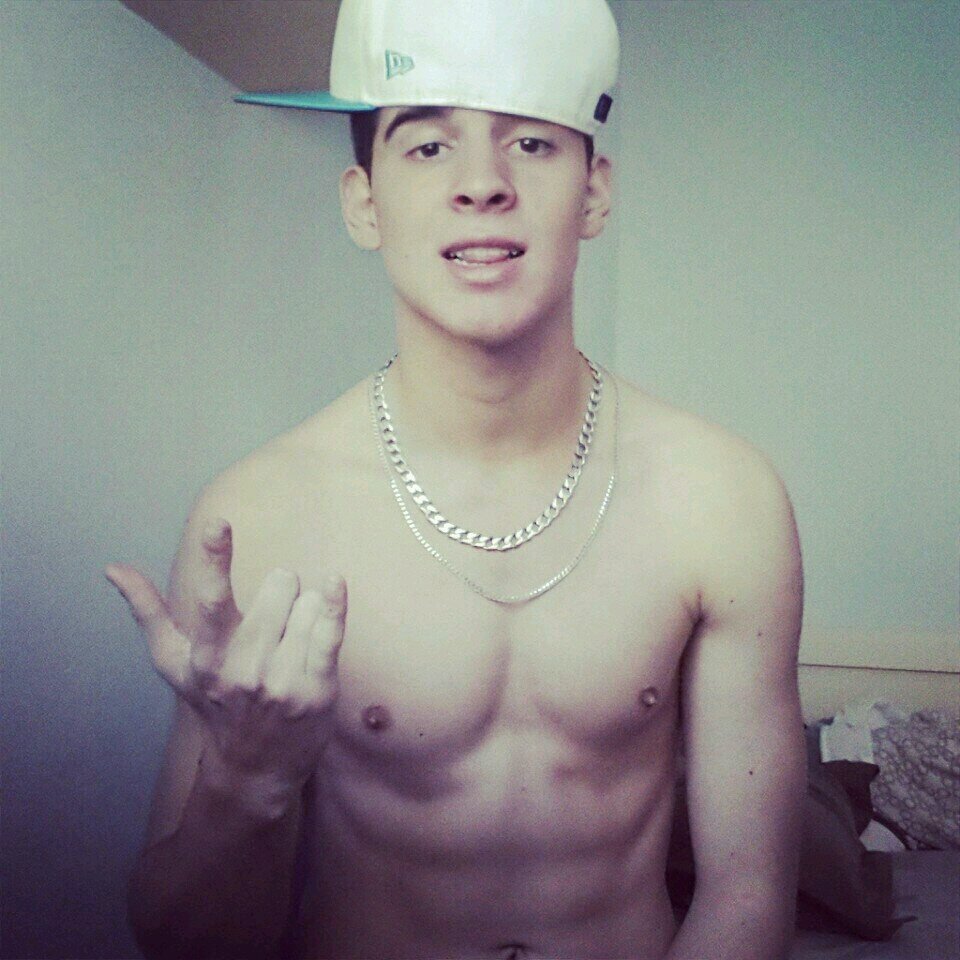 Ex BBB, Sou da gangue''Eu amo dragon ball'' tenho 19 anos, Ator porno, 3 filhas, Ex professor da facudade UFPR. Conhecido como pudim do palladium ;D