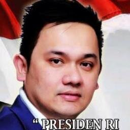 Pengacara fiktif yang suka mengurusi video artis dan putri pangeran. Sedang mendaftar menjadi ketua Komisi Pornografi dan Kesusilaan.