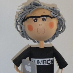 Tecnico especialista en Apple, Fundador de E-macfire Bcn, Coleccionista de productos Apple. Diseñador Gráfico, Técnico Especialista en procesos gráficos.