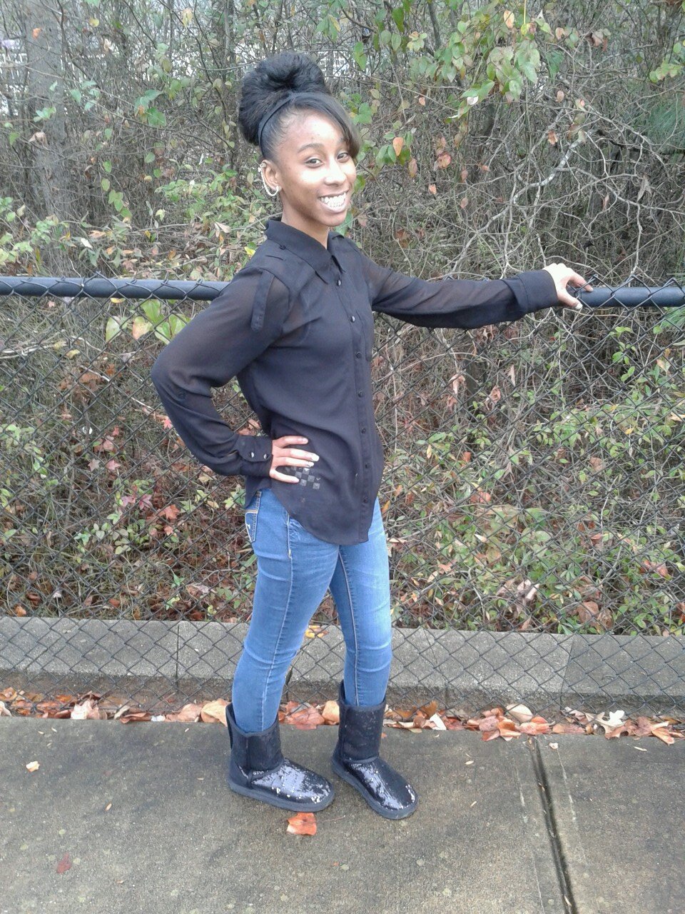 Hey im octavia im 16 turning 17 this year im in 10th grade im mixed i like to chill and ect...but follow me on instagram:octaviaa_ware and kik me:damonique_ware
