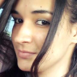 Uma pessoa feliz que busca alcançar seus objetivos e metas.Amiga,fiel,educada(as vezes ),timida(as vezes),sou mto religiosa,amo minha familia
