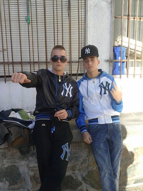 Soy una persona que me gusta vivir el presente y no adelantarse a los momentos,muy amigo de mis amigos y por encimaa de todo QUE VIVA EL BREAK!! :D