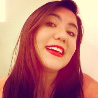 Adora mexer no cabelo, curte fiuk e não fala inglês, odeia filme de terror, tem ciumes dos amigos e medo da escuridão. http://t.co/4zEqY4yuWZ