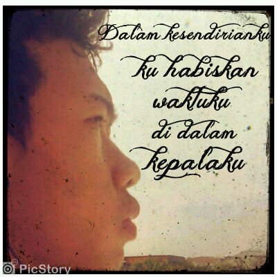Tersenyum di saat yg lain tertawa