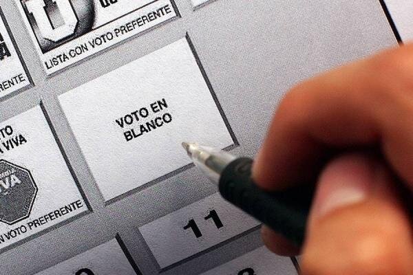 En las elecciones de Parlamento Andino marca X en la casilla de voto en blanco, sin nombres ni logos. No permitamos que nos engañen de nuevo.