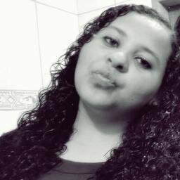 Elα é perfeitα, mαs tem inúmeros defeitos. Elα fαlα αlto, gritα, dá gαrgαlhαdαs, mas se fαz de tímidα. Elα é sαntα, mαs sabe provocαr ★