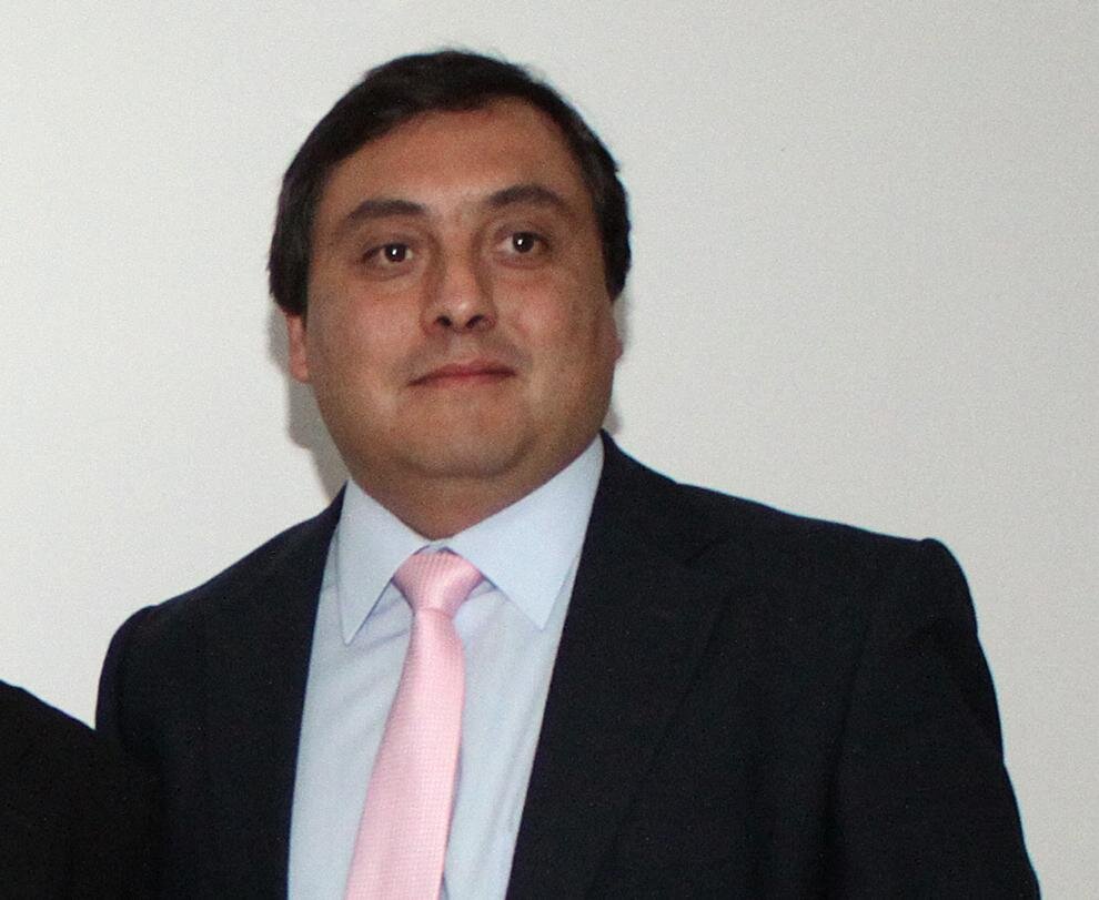 Kinesiólogo UCI Hospital Militar (1994 - 2018), UPC Clínica INDISA. Docente UCSH y Director Curso de Kinesiología Intensiva Colegio de Kinesiólogos de Chile.