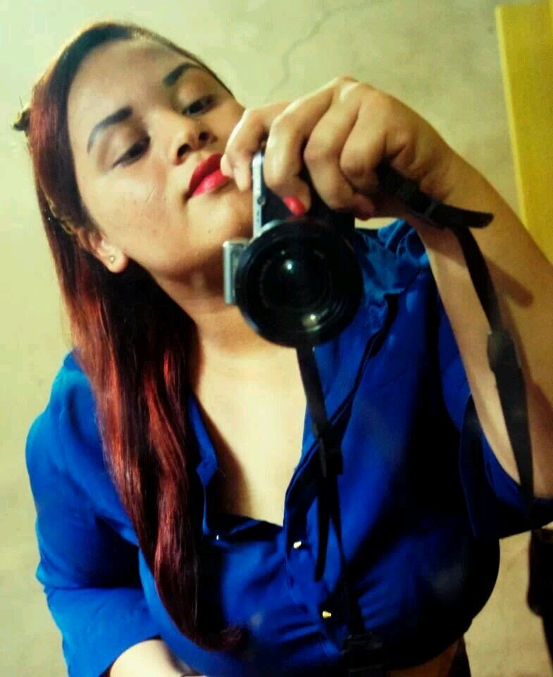 Futura publicitaria , 18 anos, CASADA ;)  ... Simples por que é verdadeira, complicada por que é humana, bonita, inexplicável, tensa, triste, alegra...Infinito