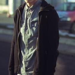 20 anos, ariano, estudante, amante das artes e da filosofia.