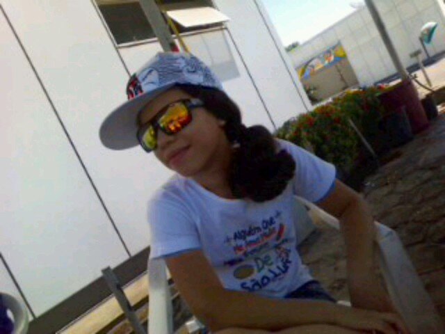manuela lhe segue e vc segui-a de vouta...;)
