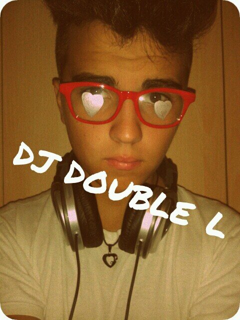 Deejay e Producer di musica dance/electro. Vicentino, quattordicenne. Creo basi di qualunque genere su richiesta. Faccio serate da deejay nella zona di schio.