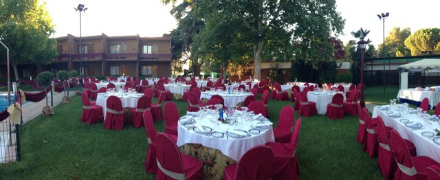 Hotel, restaurante y cafetería situado en A4, ideal para un alto en el camino. Bodas, comuniones y eventos. Aceptamos mascotas. Lugar de descanso para cazadores