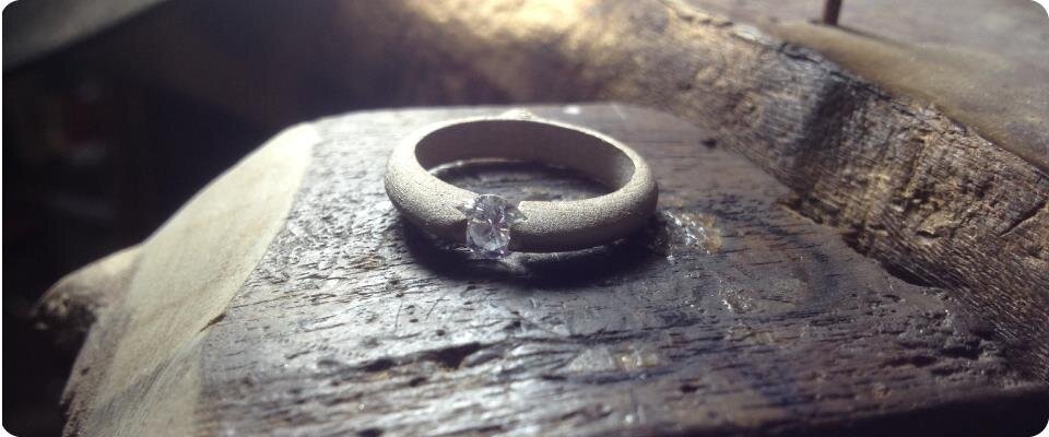 Piezas únicas de Joyería - Anillos de Compromiso y Argollas de Matrimonio - Innovadores Diseños.
Te asesoramos en la compra de tus Argollas de Matrimonio.