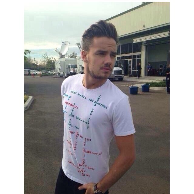 Follow @zarrygui bc i gave u a free follow :) ily