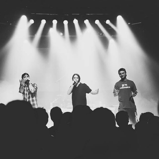 Grupo compuesto por Eneko, Gareta y Lone. DESCARGA NUEVO DISCO PREMIUM:http://t.co/AgQYOBDQ Pedidos, Contratacion y Contacto: dandolanotaproducciones@gmail.com