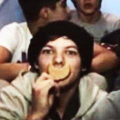 5/5 One Direction. 4/5 São britânicos. 3/5 Nascidos em 1993. 2/5 Tem James em seus nomes. 1/5 Irlandês. 0/5 Me seguem.