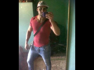Vivo dia a dia luchando por lo que quiero y siempre queriendo mas para demostrar y dar el doble..